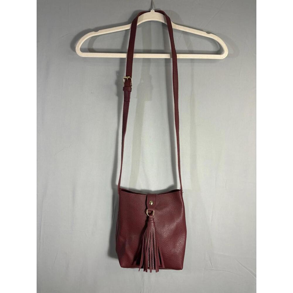 Burgundy Pebbled Crossbody Purse Goldtone Hardware Tassle Zip/Snap Unbranded